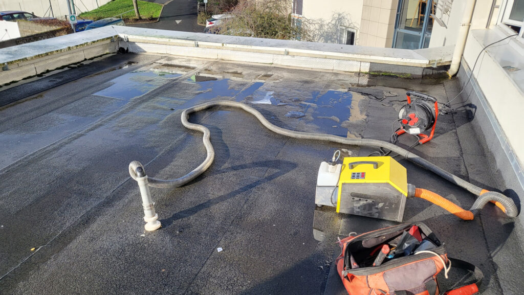 Toit terrasse avec équipement de recherche de fuite